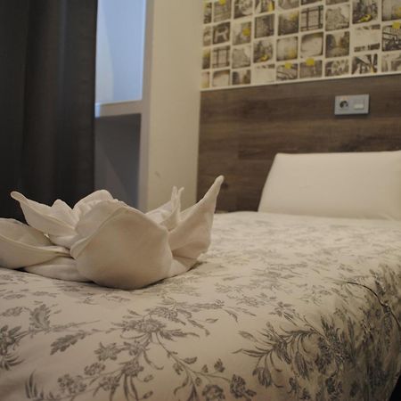 Hostal Abril Мадрид Экстерьер фото