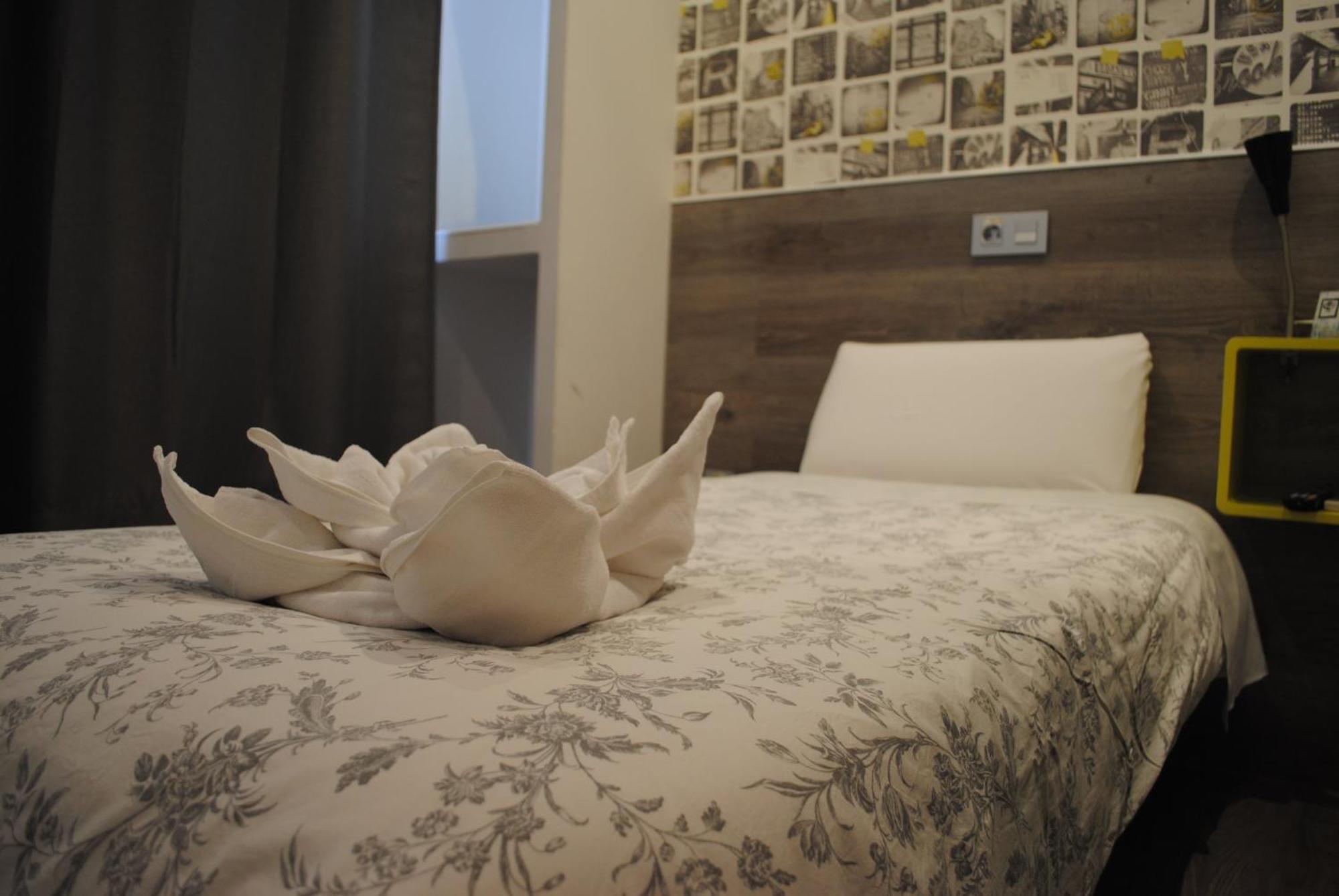 Hostal Abril Мадрид Экстерьер фото