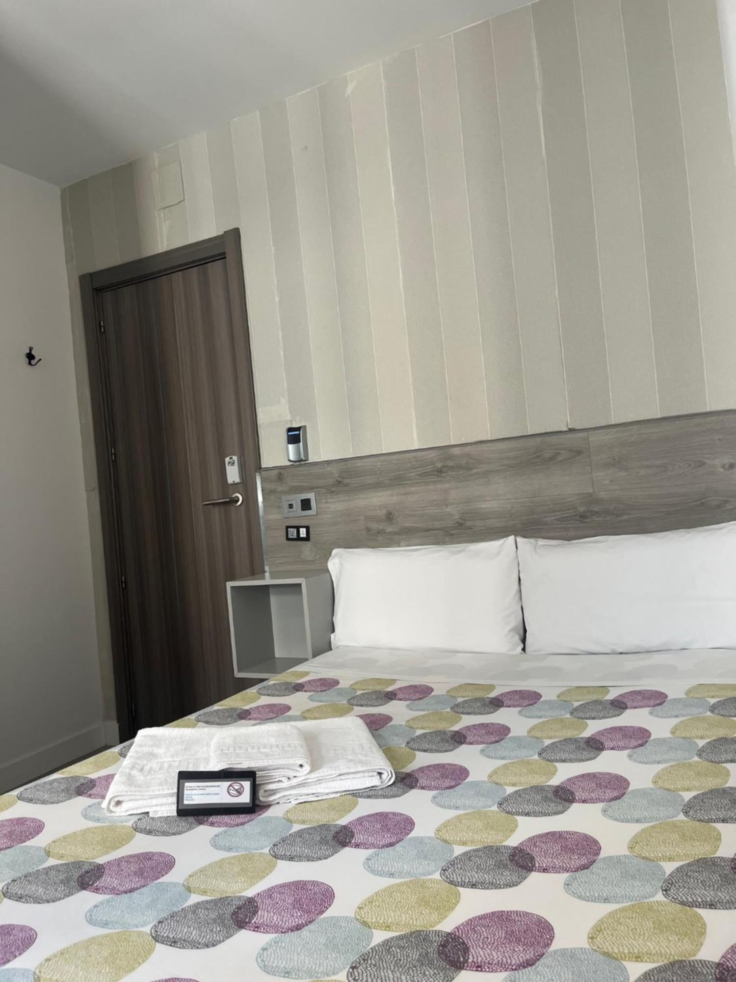 Hostal Abril Мадрид Экстерьер фото