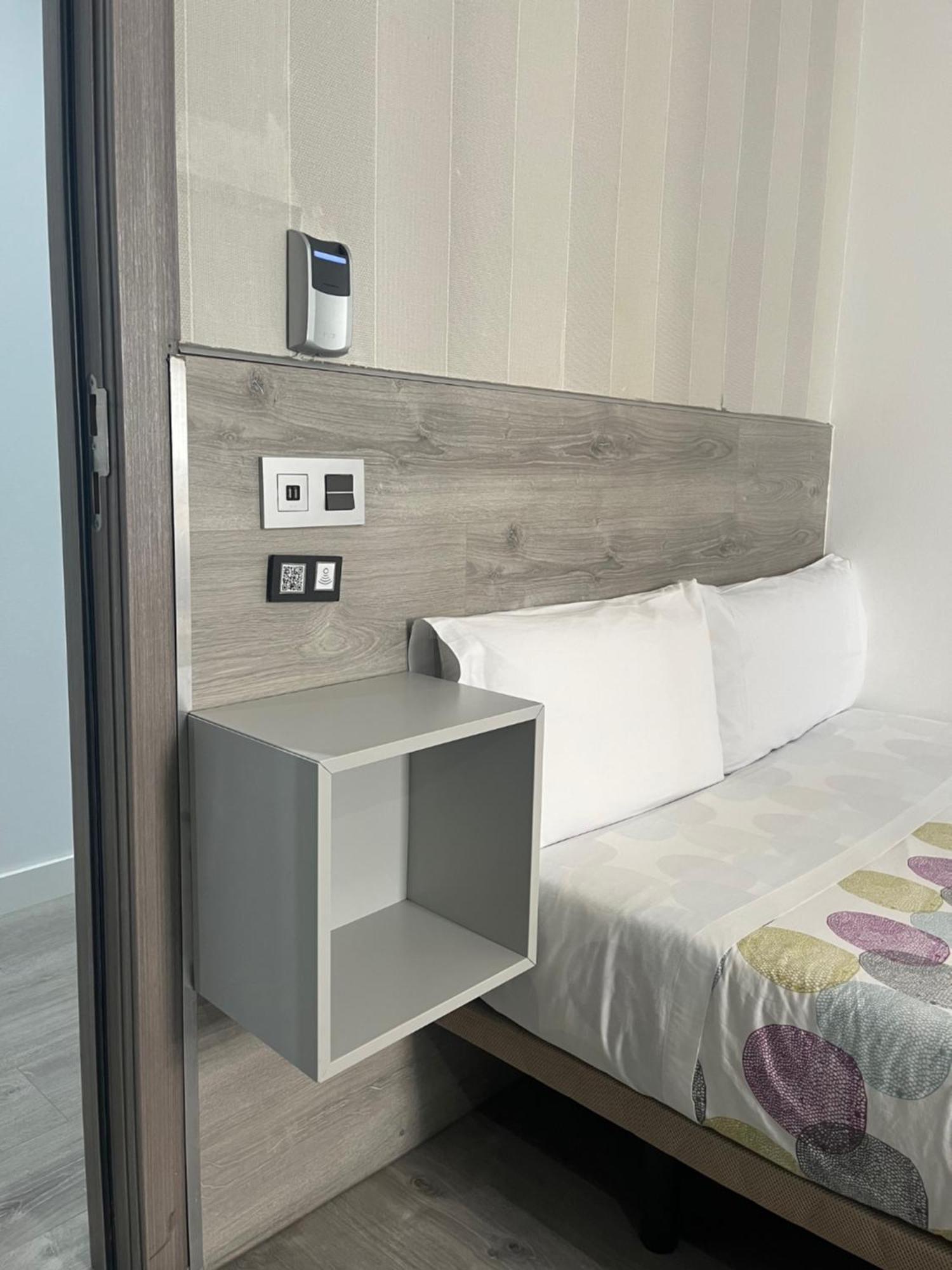 Hostal Abril Мадрид Экстерьер фото