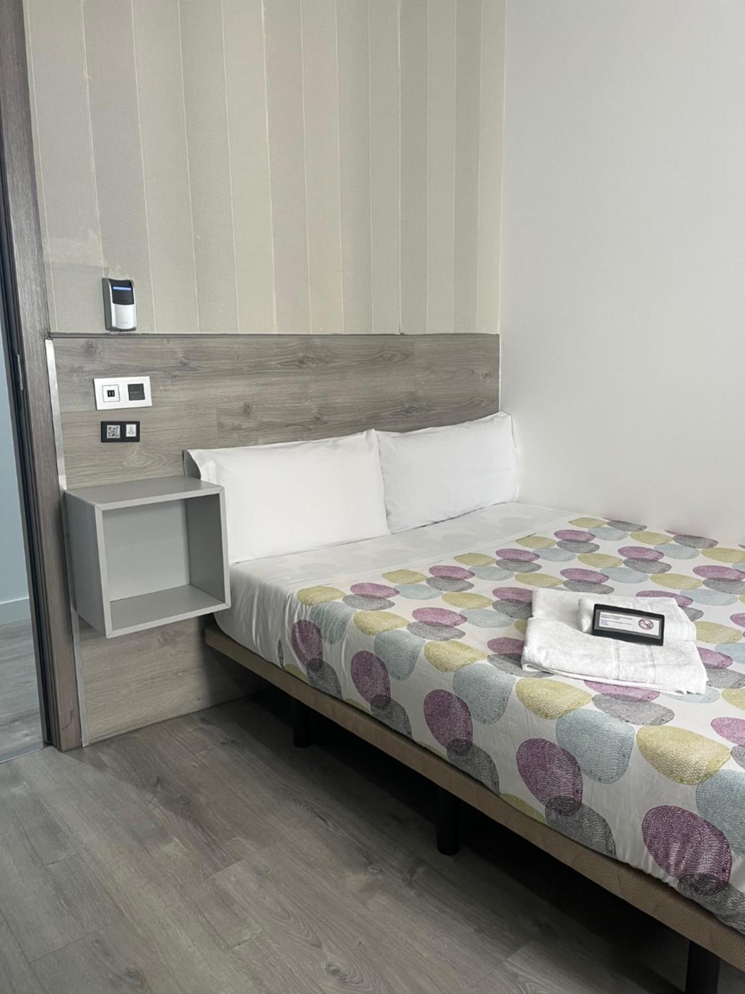 Hostal Abril Мадрид Экстерьер фото