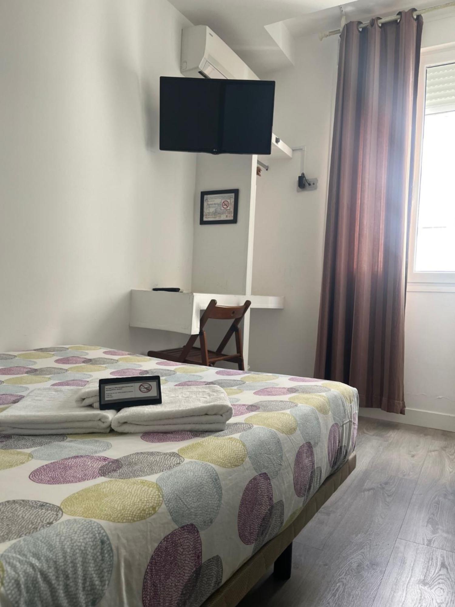 Hostal Abril Мадрид Экстерьер фото