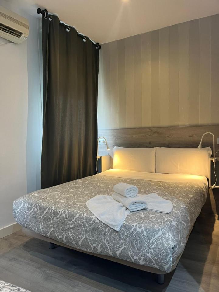 Hostal Abril Мадрид Экстерьер фото