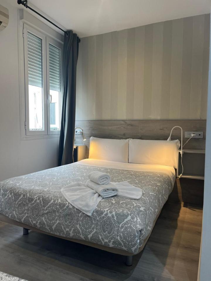 Hostal Abril Мадрид Экстерьер фото