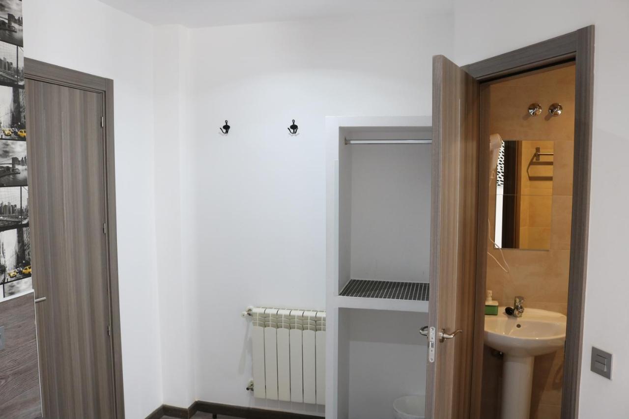 Hostal Abril Мадрид Экстерьер фото