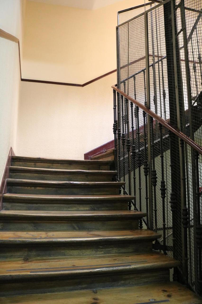 Hostal Abril Мадрид Экстерьер фото